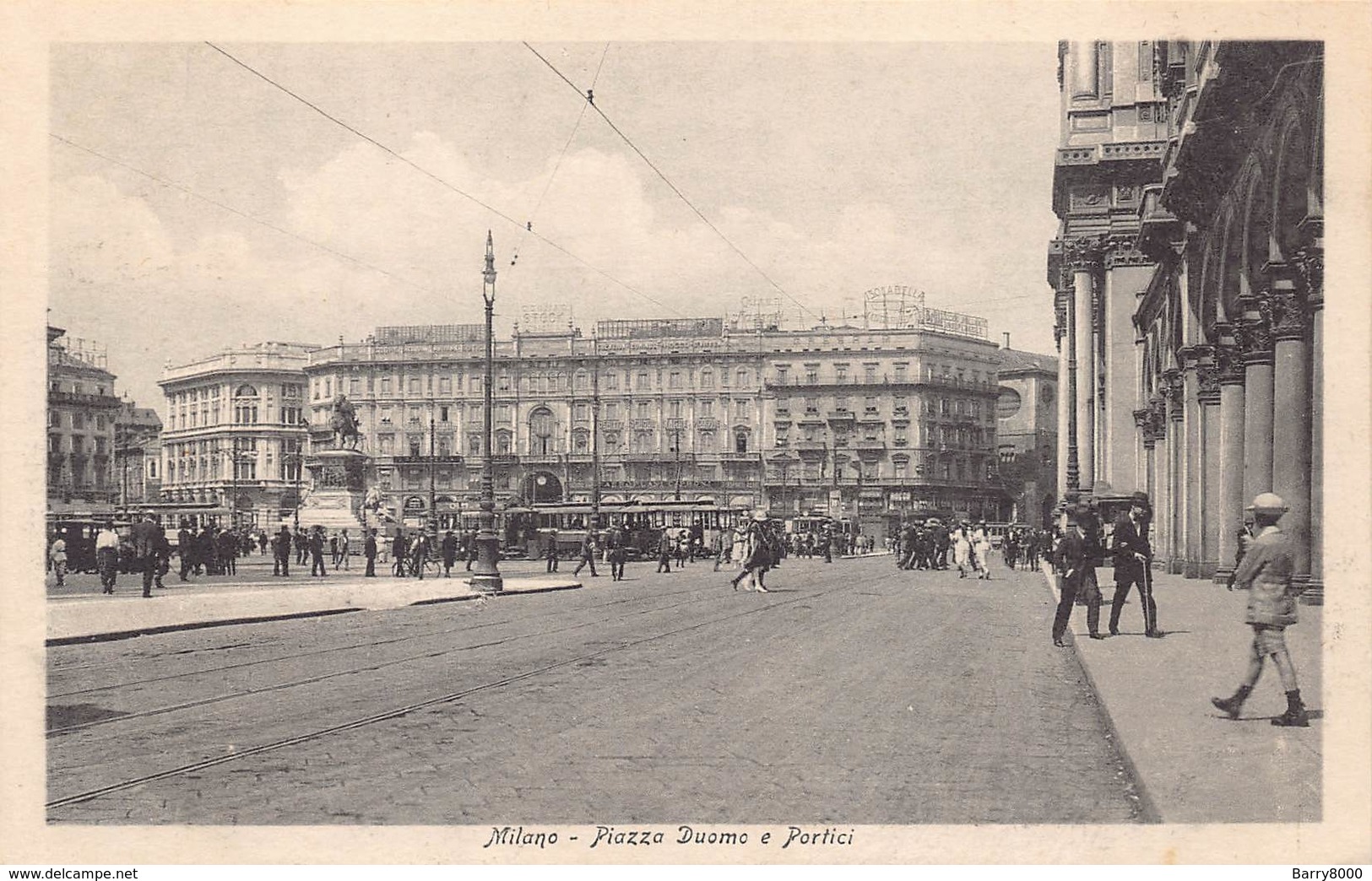 Italia Lombardia Milan Milano - Tram  Piazza Duomo E Portici    - Cartolina  Barry 2738 - Milano (Milan)