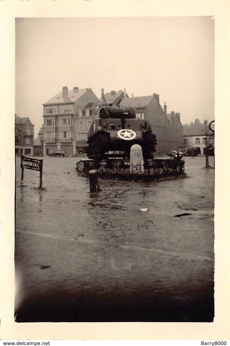 Photo Foto 6,5 X 9 Cm Luxembourg Bastenaken Bastogne Tank Place General McAuliffe   Anno 1950          Barry 2842 - Bastogne