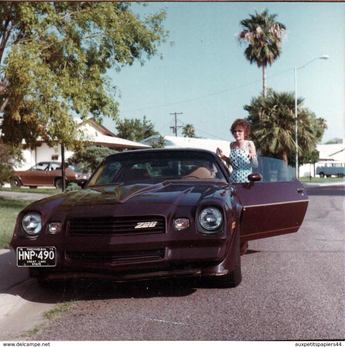 Photo Carrée Couleur Originale USA - Pin-Up Jane Pénétrant Dans Sa Chevrolet Camaro Z28 Noire En 1981 - Michigan - Automobiles