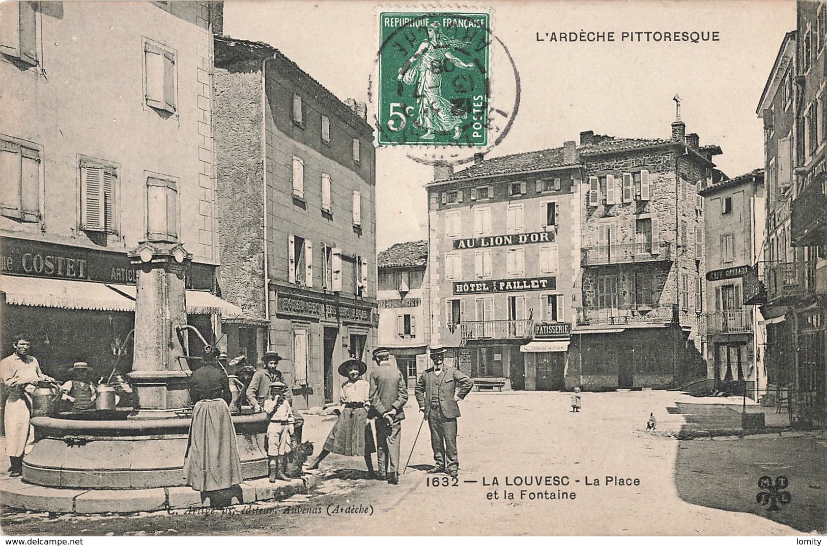 07 La Louvesc La Place Et La Fontaine Cpa Animée Hotel Paillet Au Lion D' Or - La Louvesc