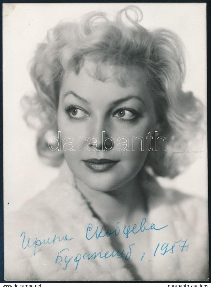 1957 Irina  Szkobceva (1927-) Orosz Színésznő Aláírása őt ábrázoló Fotólapon, 12x9 Cm / Autograph Signature Of Irina Sko - Autres & Non Classés