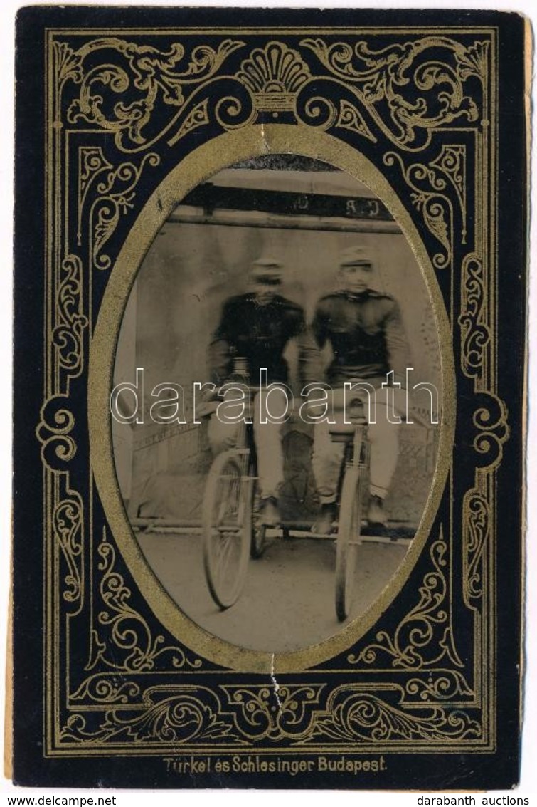 Cca 1910 Ferrotípia (vaslemezre Készült Gyorsfénykép) Két Katonáról, Akik Gyorsan Tepernek Az Alkalmi Műteremben, 8,9x6, - Autres & Non Classés