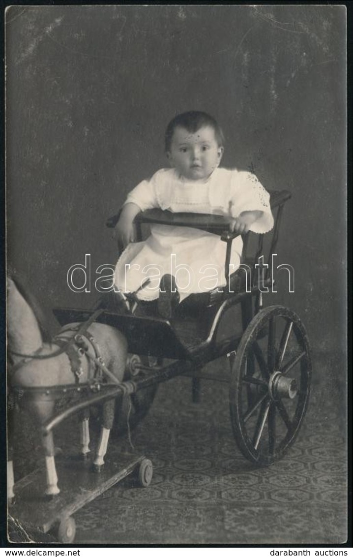 Cca 1900 Gyermek Kiskocsiban, Fotólap, 14×8,5 Cm - Andere & Zonder Classificatie