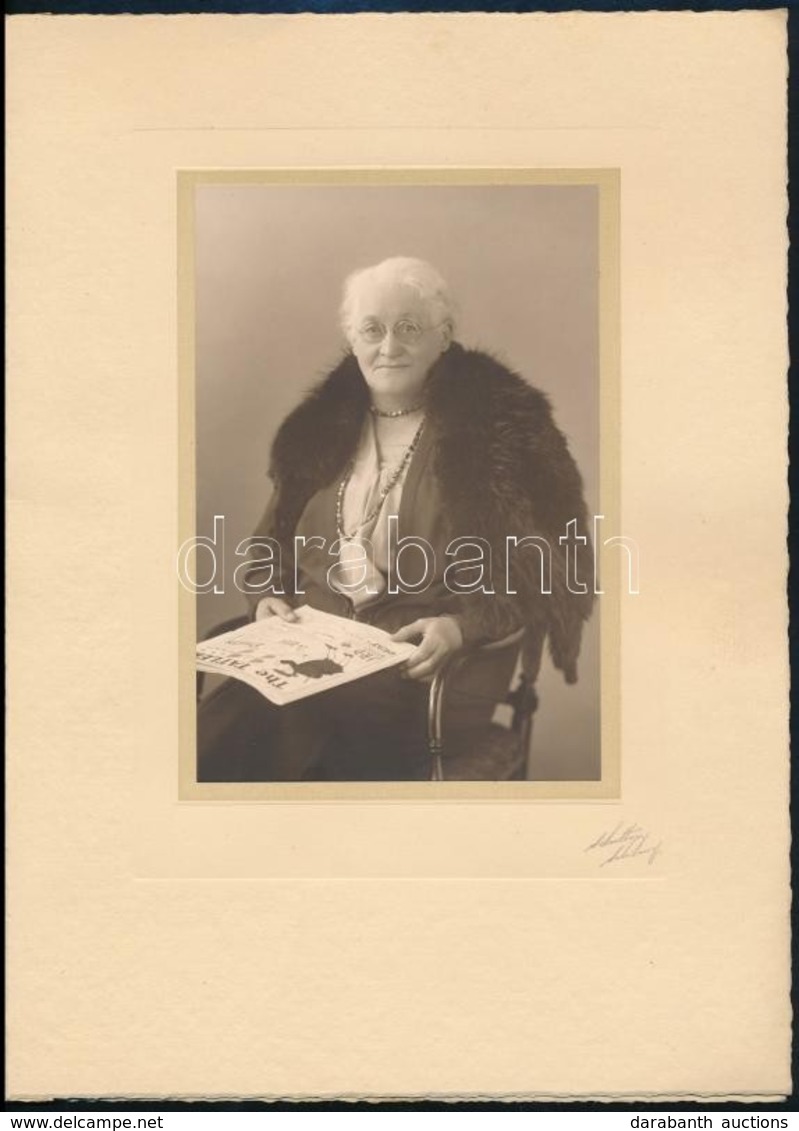 Cca 1920 Salisbury, Idős Hölgy Fotója, Kartonra Kasírozva, 15,5×10 Cm - Autres & Non Classés