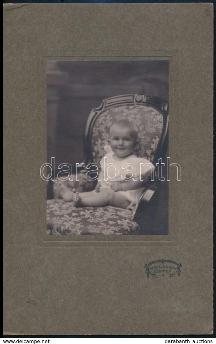 Cca 1920 Babaportré, Kartonra Kasírozott Fotó Hegedűs V. Utóda Szentesi Műterméből, 15×10 Cm - Autres & Non Classés
