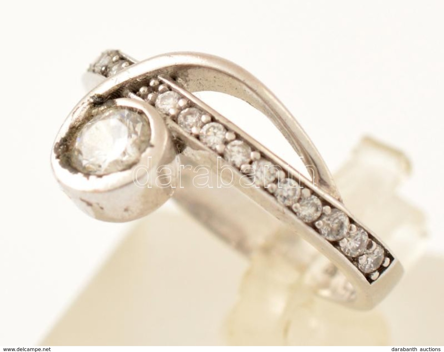 Ezüst(Ag) Apró Kövekkel Díszített Gyűrű, Jelzett, Méret: 49, Bruttó: 2,3 G - Autres & Non Classés