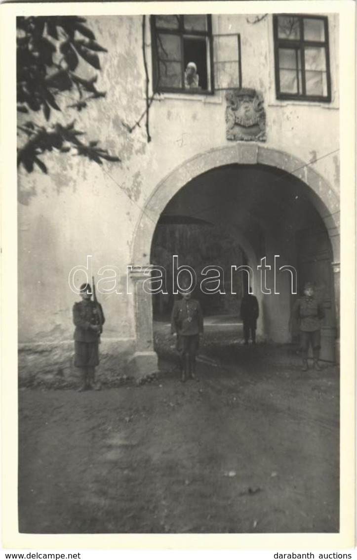 ** T1 Bethlen, Beclean; Bethlen András Kastély, Katonák A Kapuban / Castle, Soldiers In The Gate. Photo - Unclassified