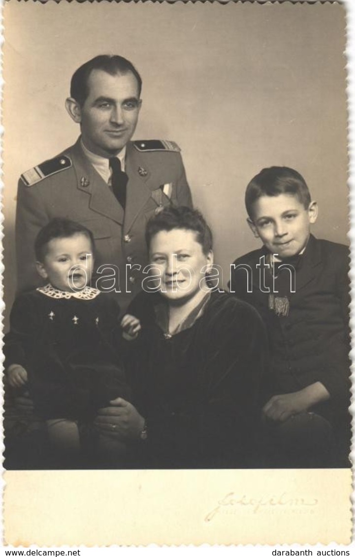 * T1/T2 1943 Kolozsvár, Cluj; Magyar Katonatiszt és Családja / Hungarian Soldier And His Family. Fotofilm Photo - Ohne Zuordnung