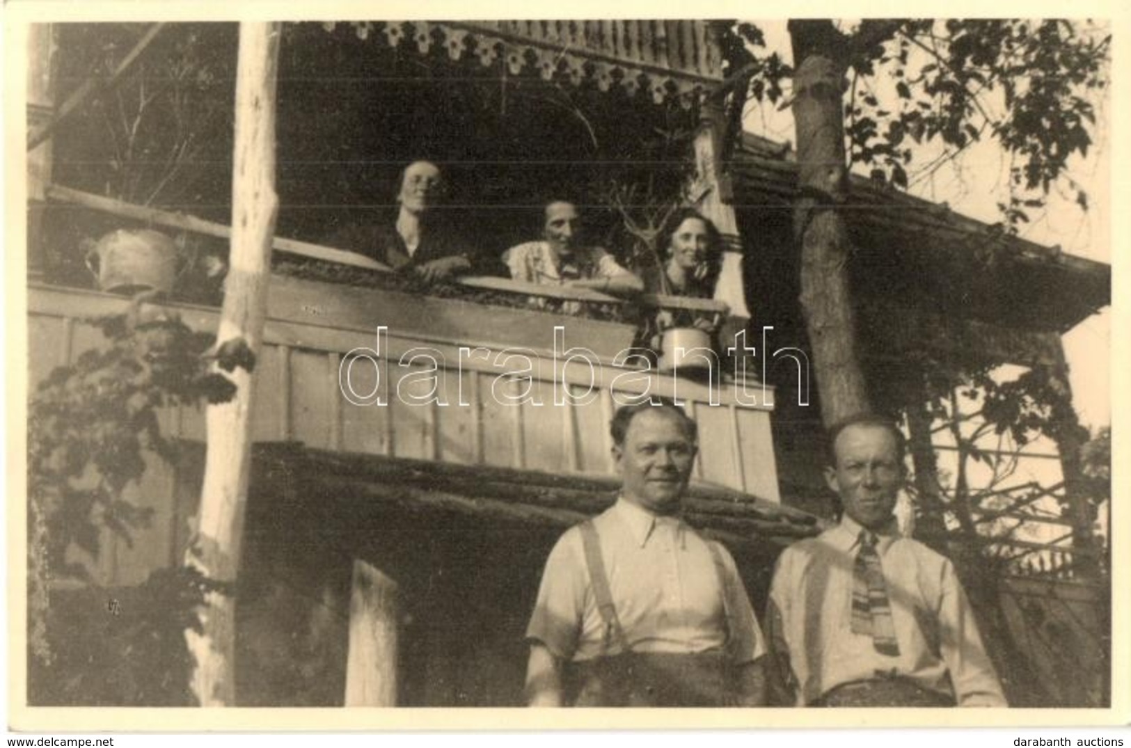 * T1/T2 1943 Mezőmadaras, Madaras; Család A Ház Erkélyén / Family, Balcony, Photo - Ohne Zuordnung