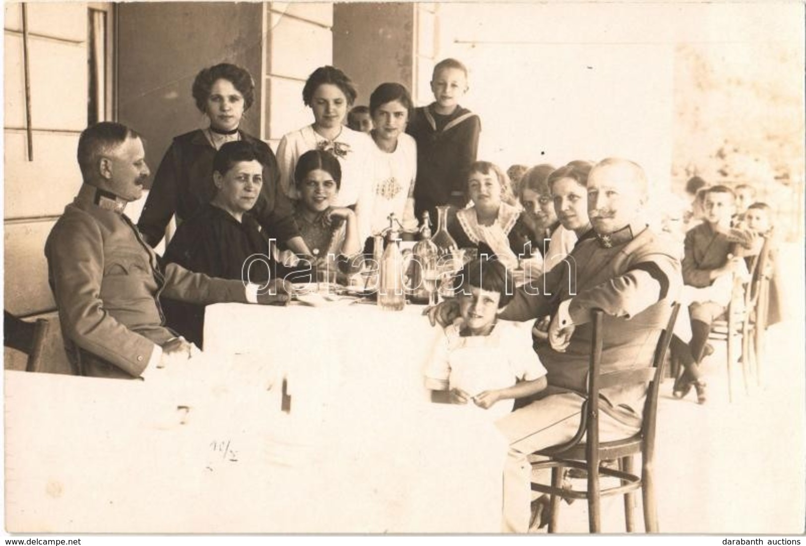* T2 1914 Crikvenica, Cikrvenica; úri Társaság Ebéd Közben Katonákkal / Lunch With Soldiers. Atelier Jos. Kolarik, Photo - Sonstige & Ohne Zuordnung