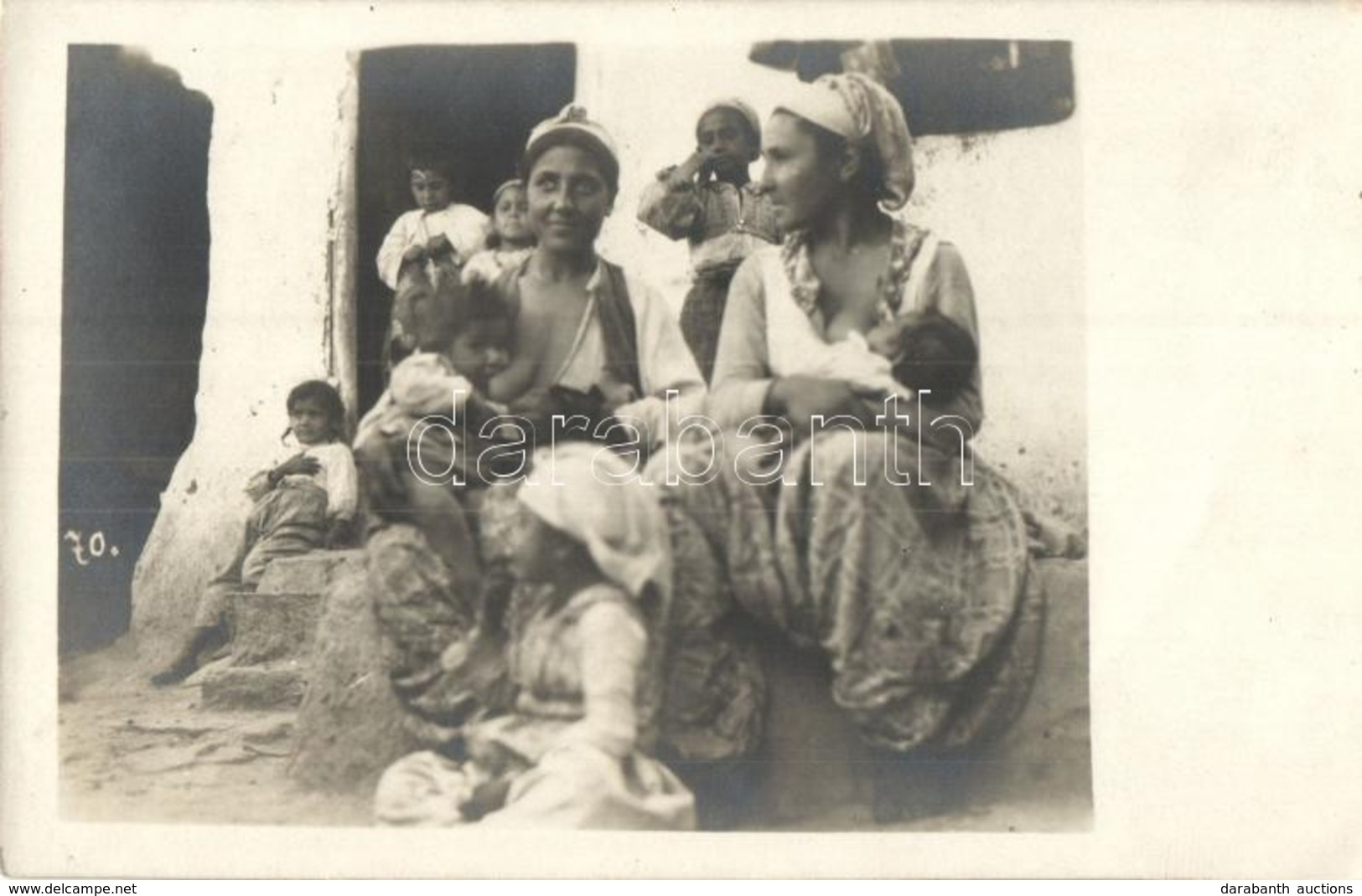 ** T2 Cigányputri, Szoptató Cigány Hölgyek / Zigeuner Hütte / Gypsy Hovel, Gypsy Women Nursing Babies. Photo - Unclassified