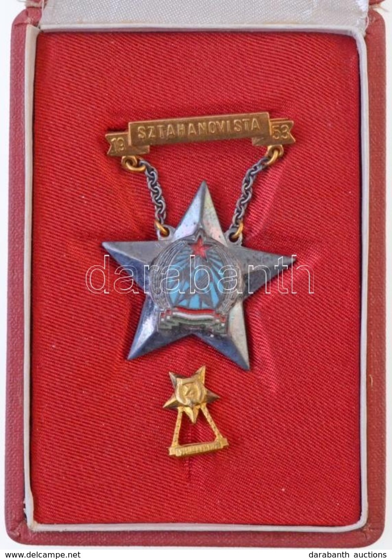 1953. 'Sztahanovista' Zománcozott Fém Kitüntetés, Miniatűrrel, Kopottas Dísztokban T:1- - Unclassified