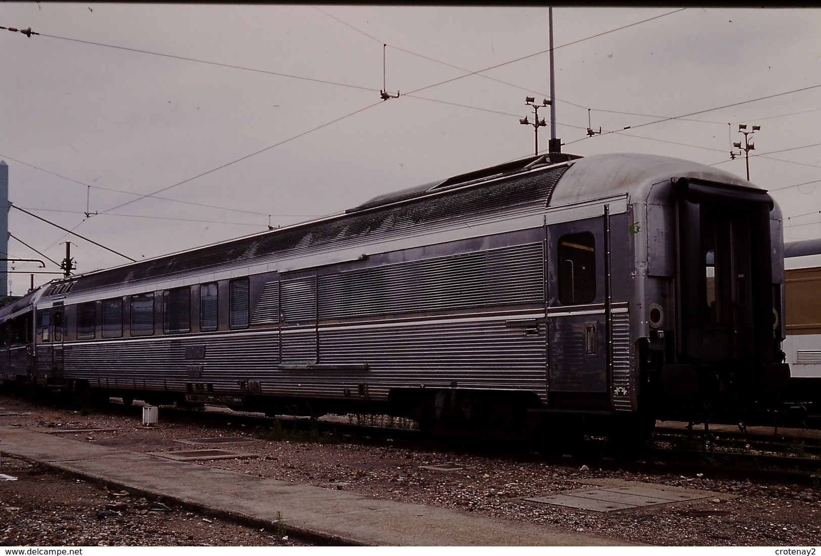 Photo Diapo Diapositive Slide Train Wagon Voiture INOX SNCF 9989091 à Masséna Le 03/07/1996 VOIR ZOOM - Dias