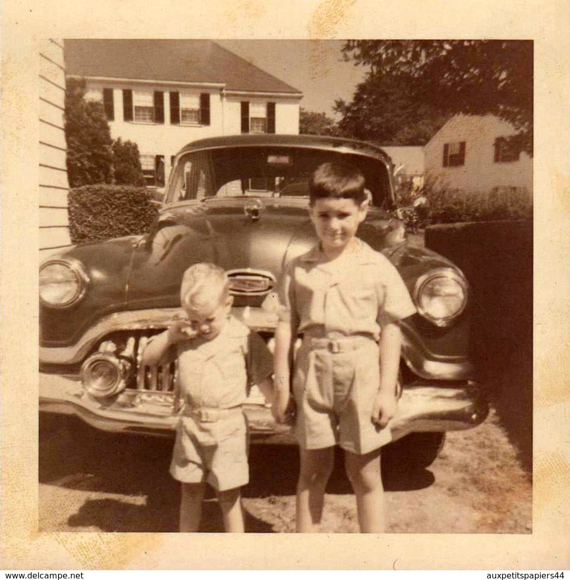 Photo Carrée Couleur Originale B.B. - USA - Deux Frères Devant La Buick Roadmaster De Papa En 1954 - Automobiles