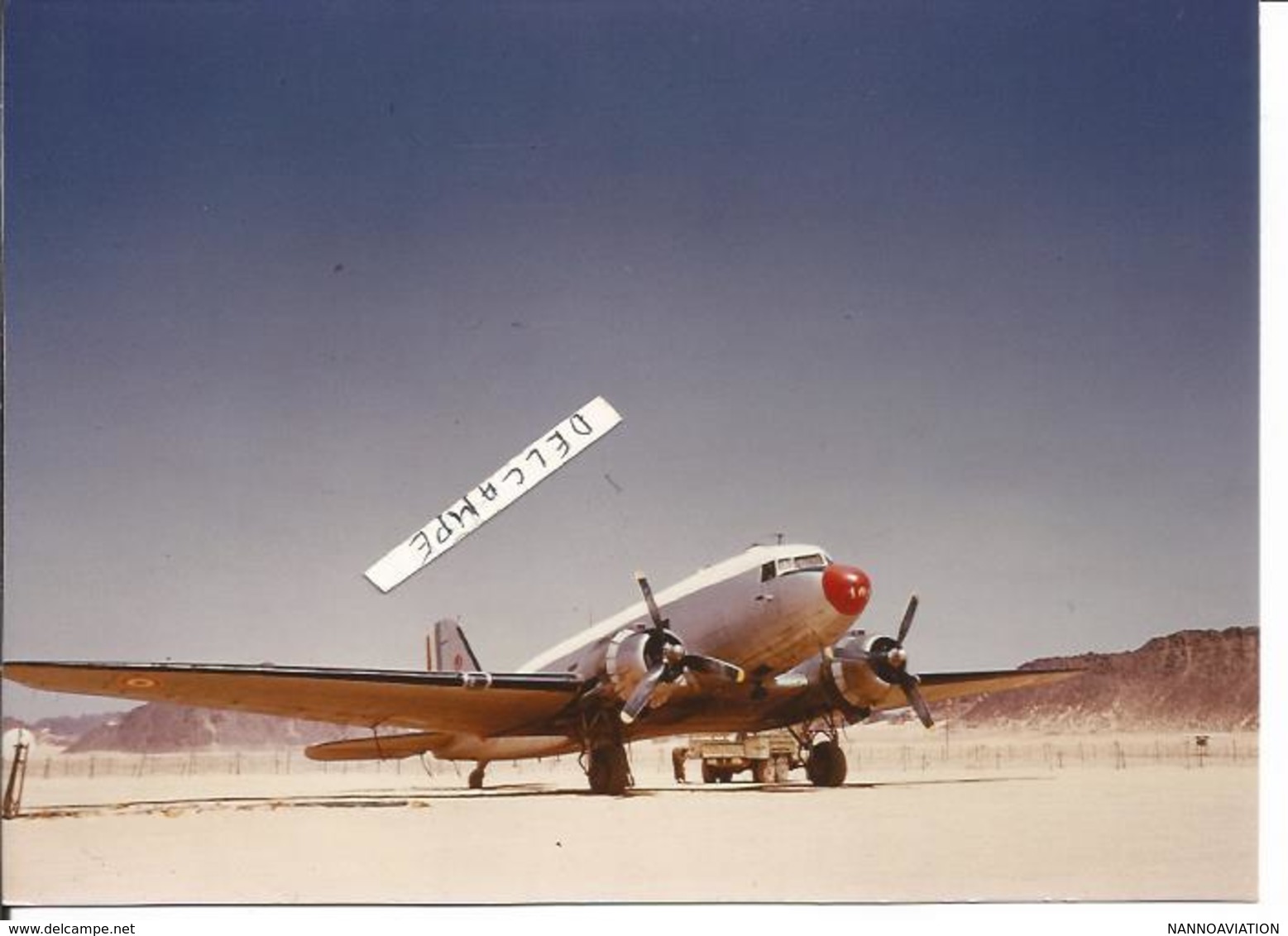 PHOTO AVION DOUGLAS DC 3  DU GSRA 76  TERRAIN DE DJAUET FORT THRIET   TASSILI    1962      12X18CM - Luftfahrt