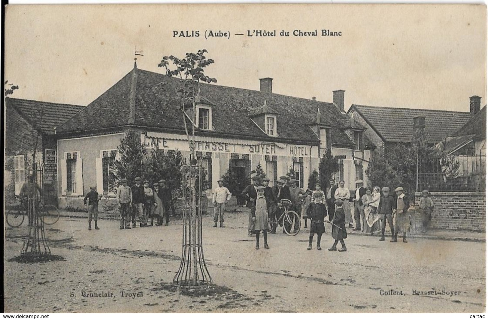 D10 - PALIS - L'HÔTEL  DU CHEVAL BLANC -Belle Animation Nombreuses Personnes Devant Le Café/Hôtel Grasset-Soyer - Autres & Non Classés