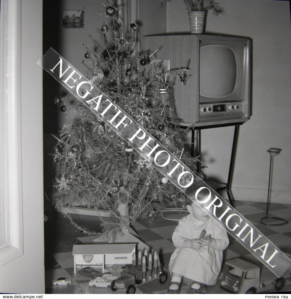 NEGATIF PHOTO Enfant Sapin De Noël Télévision TV Télé Cadeau Jouets Garage BP Energol Citroen DS 2CV Cliché Amateur - Personnes Anonymes