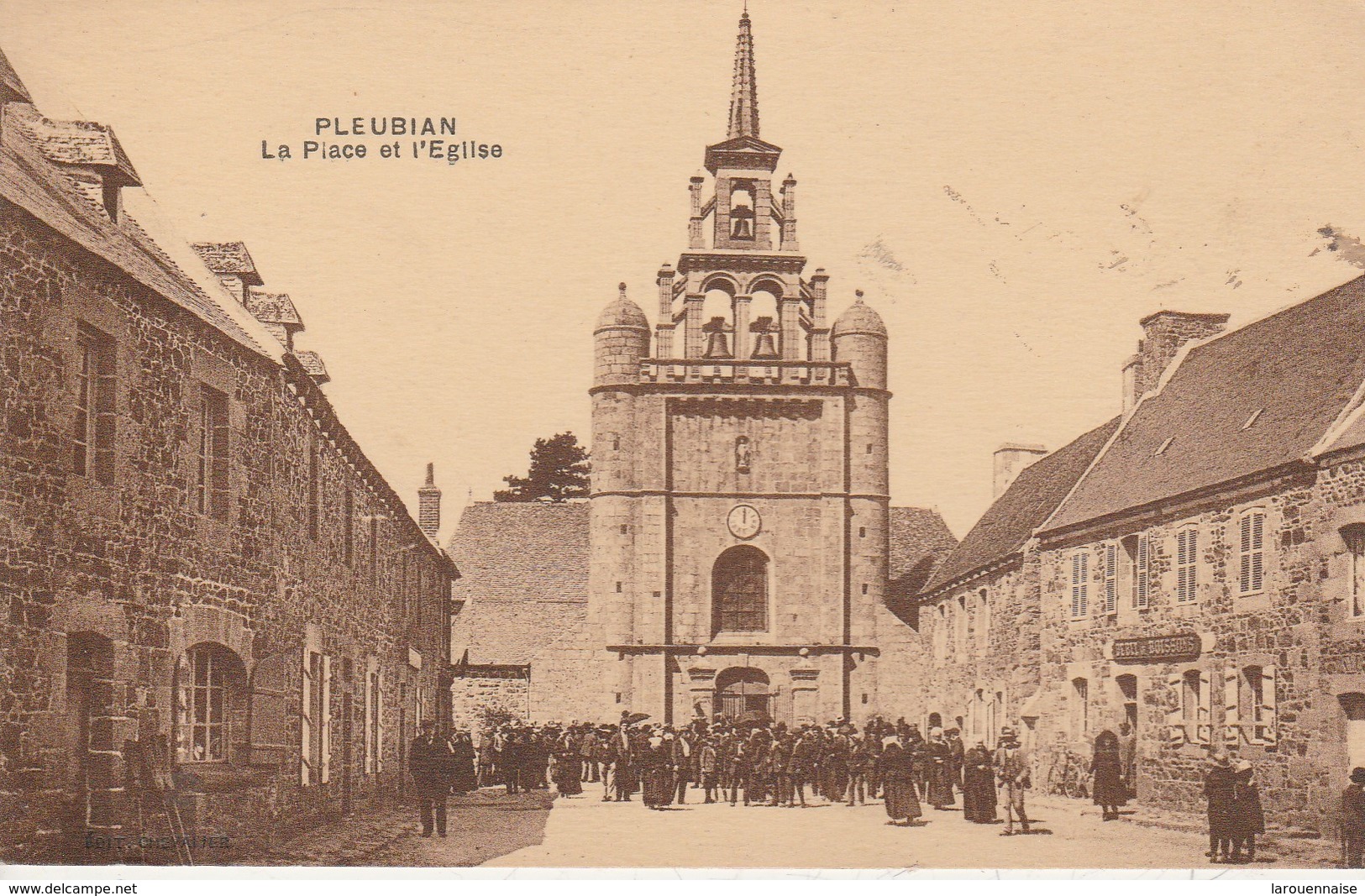 22 - PLEUBIAN  - La Place Et L' Eglise - Pleubian