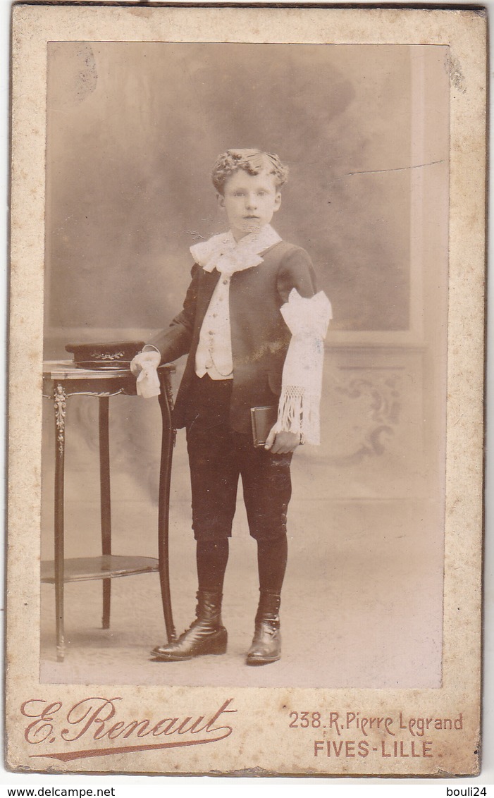 PHOTO CDV FORMAT 10 X 6    UN JEUNE COMMUNIANT   PHOTOGRAPHE RENAUT 258 RUE LEGRAND A FIVES LILLE - Autres & Non Classés