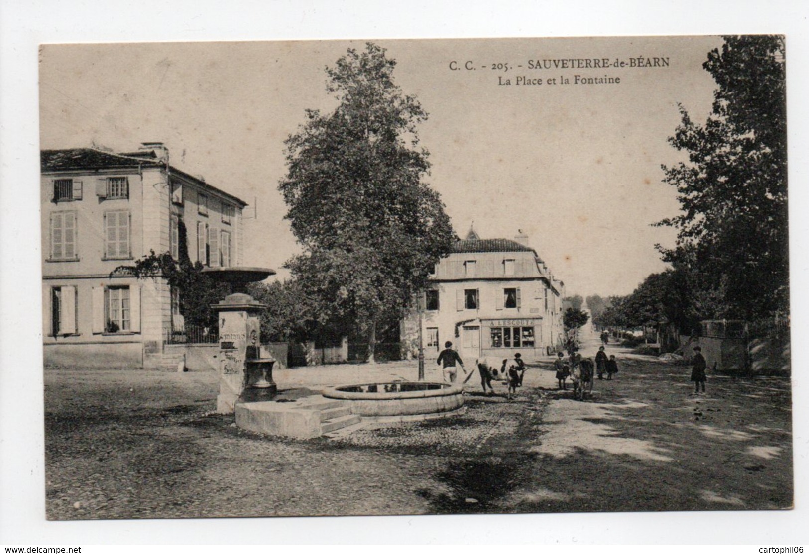 - CPA SAUVETERRE-DE-BÉARN (64) - La Place Et La Fontaine 1906 (avec Personnages) - Edition C. C. 205 - - Sauveterre De Bearn