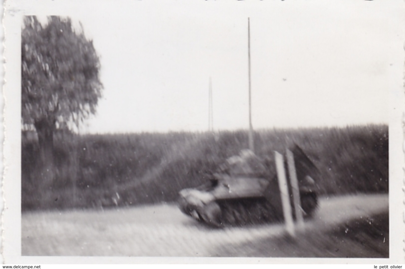 PHOTO ORIGINALE 39 / 45 WW2 WEHRMACHT FRANCE SUR LA ROUTE DE SAINT QUENTIN CHAR FRANCAIS SUR LA ROUT9 - Guerre, Militaire