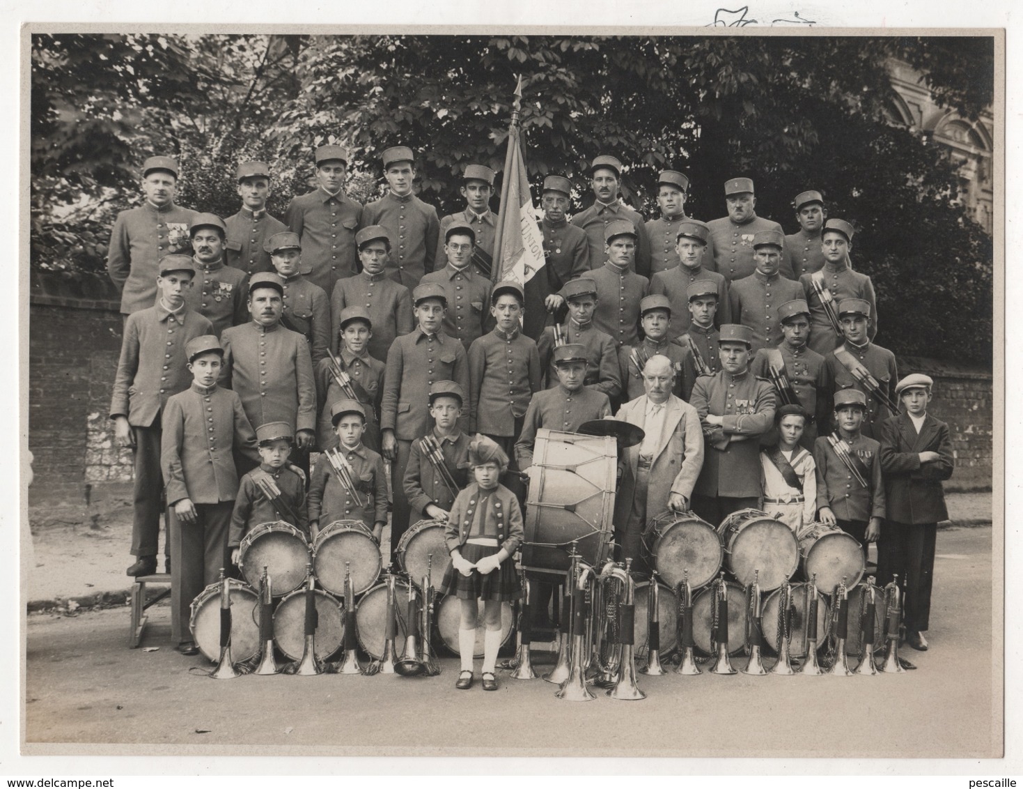 1936 - PHOTOGRAPHIE D'UNE FANFARE A IDENTIFIER ELBEUF ? - CERTAINS MEMBRES DECORES, CERTAINS PORTENT LE N° 8 SUR LE KEPI - Foto