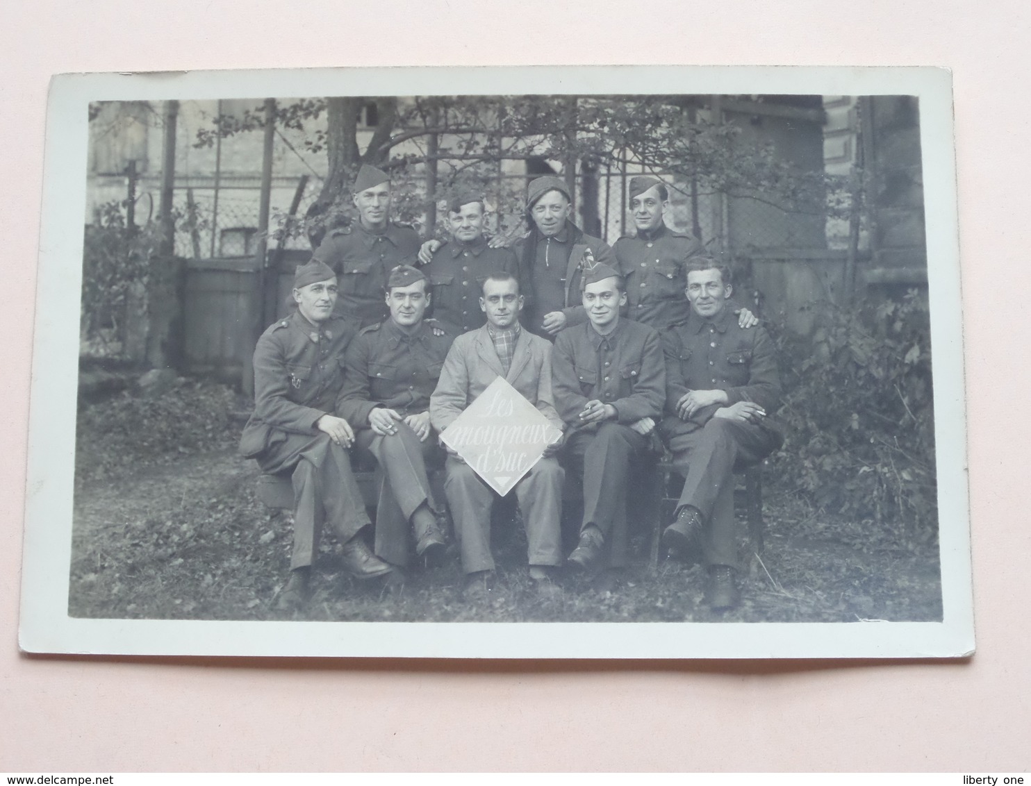 Soldat Avec Plaquette / Assiette " LES MOUGNEUX D'SUC " ( Carte Photo ) Anno 19?? > Jumet > Dupont ( Voir Photo ) ! - Oorlog, Militair