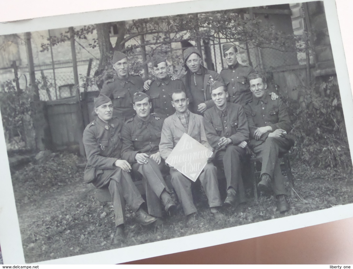 Soldat Avec Plaquette / Assiette " LES MOUGNEUX D'SUC " ( Carte Photo ) Anno 19?? > Jumet > Dupont ( Voir Photo ) ! - Oorlog, Militair