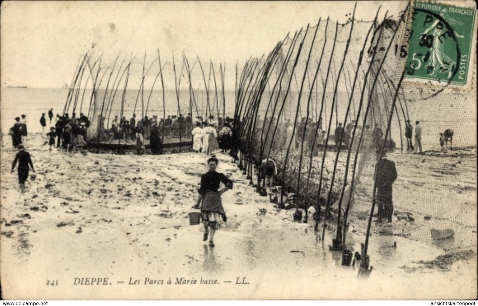 Cp Dieppe Seine Maritime, Les Parcs à Marée Basse, Strandpartie Mit Fischnetzen - Autres & Non Classés