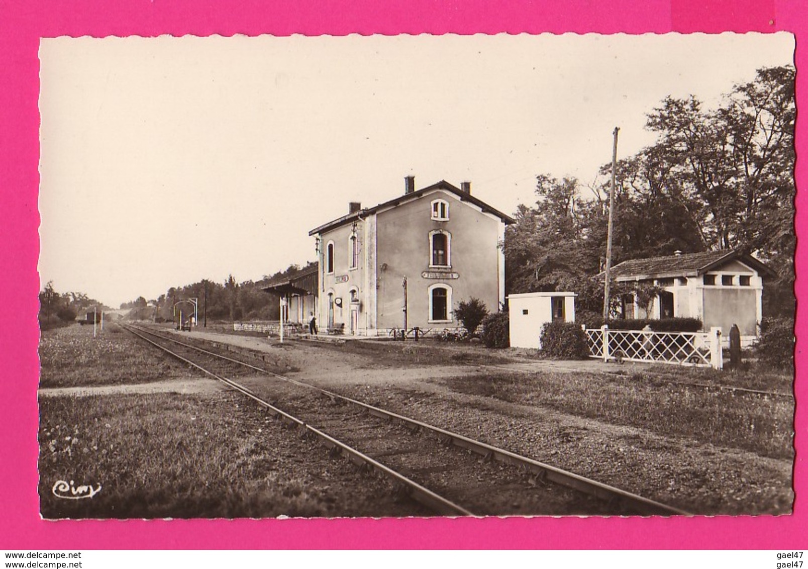 CPSM Petit Modèle (Ref: Z2280) FEUGAROLLES (47 LOT & GARONNE) La Gare - Autres & Non Classés