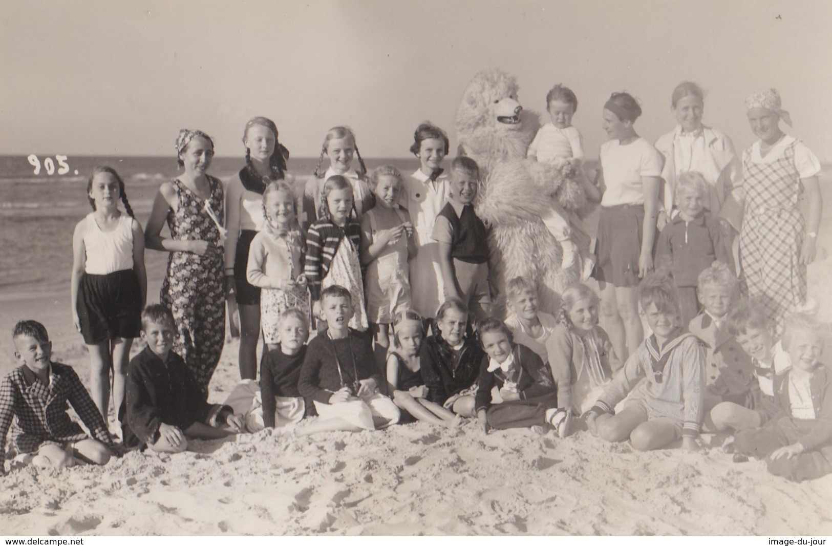 CARTE PHOTO ANCIENNE  OURS BLANC A LA PLAGE DÉGUISEMENT EISBAR - Personnes Anonymes