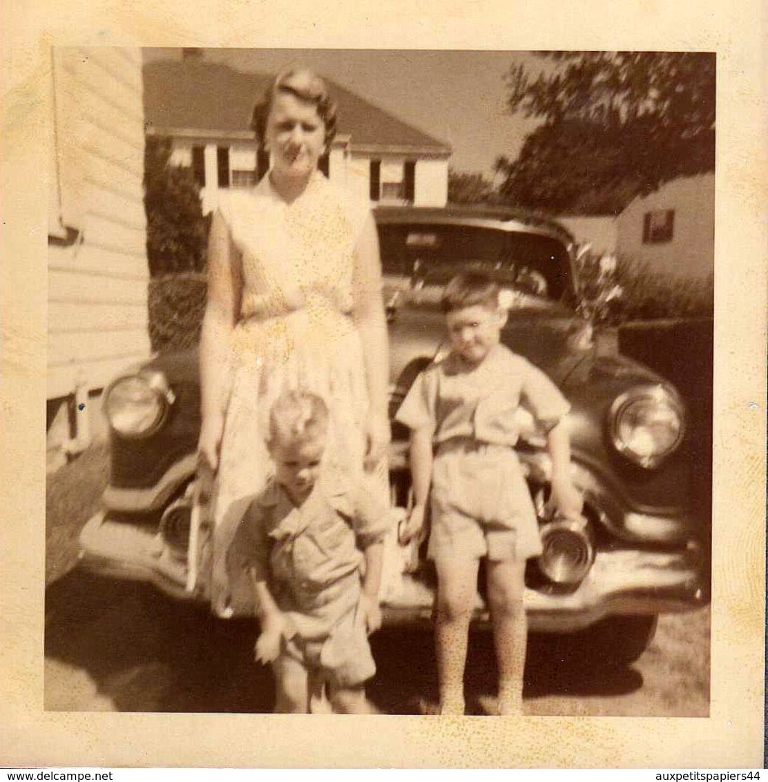 Photo Carrée Couleur Originale B.B. USA - Famille Devant Sa Buick Roadmaster Riviera Coupe De 1951en 1954 - Automobiles