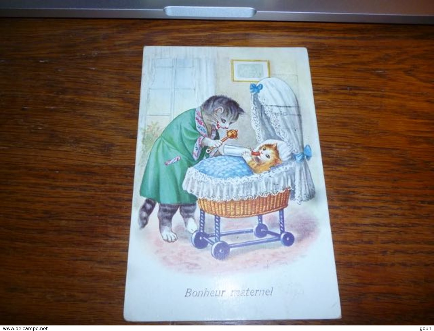 Carte Postale Fantaisie Illustrateur  Chat Chaton Kat Cat Humanisé Béb Chat Boit Au Biberon Hochet Landeau - Katten