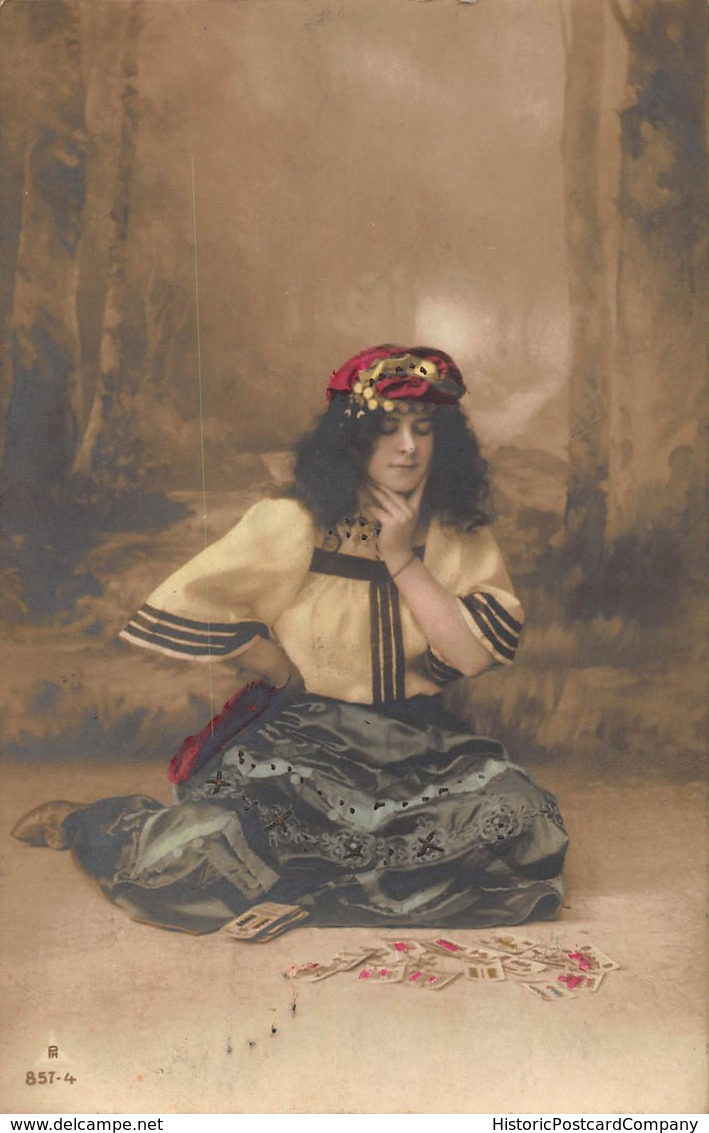 BEAUTIFUL YOUNG WOMAN-GYPSY?  READING TAROT CARDS 1910s PHOTO POSTCARD 42745 - Moda
