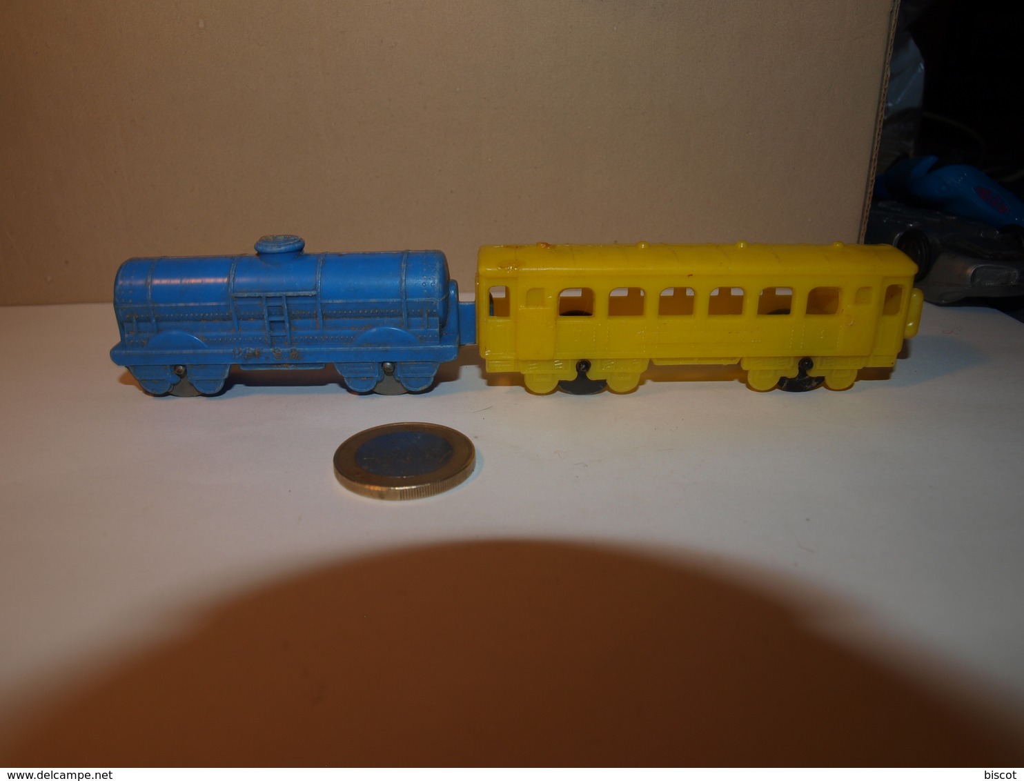 2 Wagons Longueur Bleu Environ 7 Cm, Jaune 9 Cm Plastique Années 60 Sur Le Jaune Inscription PRIMO - Jugetes Antiguos