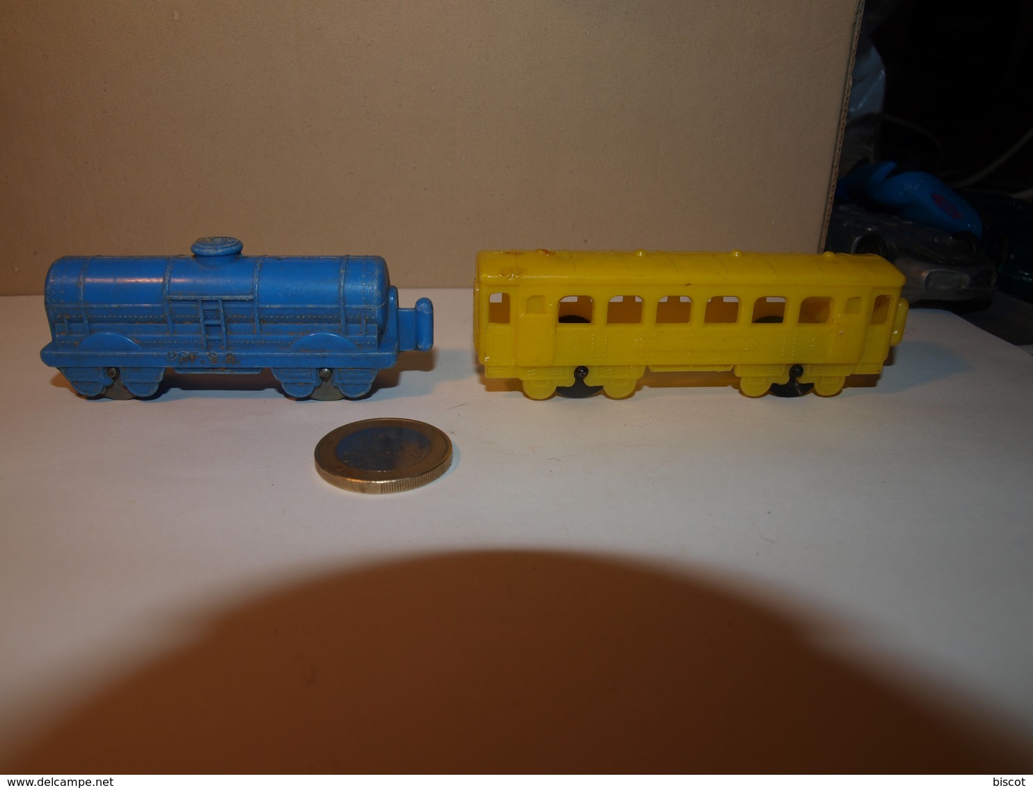 2 Wagons Longueur Bleu Environ 7 Cm, Jaune 9 Cm Plastique Années 60 Sur Le Jaune Inscription PRIMO - Jugetes Antiguos