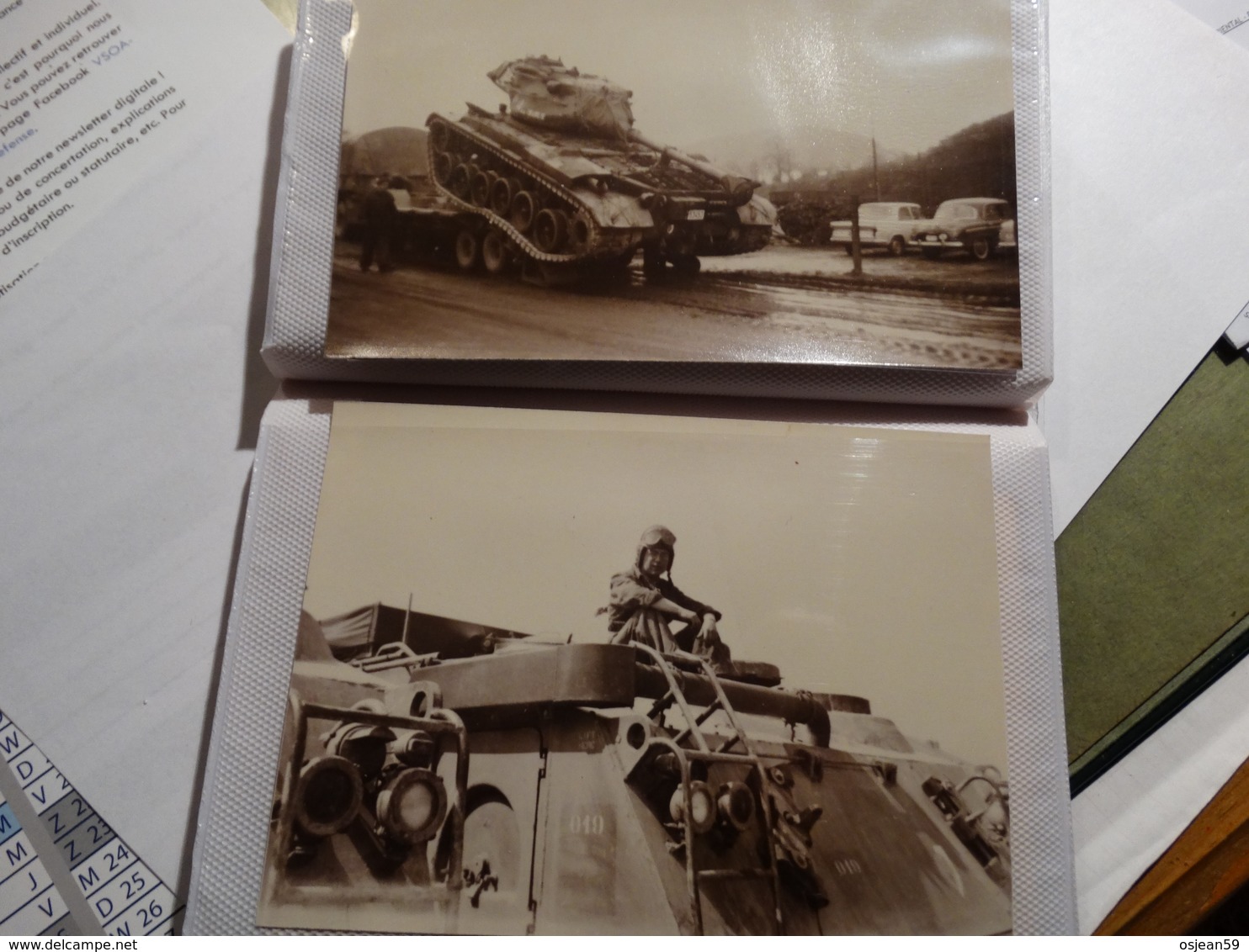 Petit album avec photos militaires (chars,jeep,personnages,...) année 1950-1960.