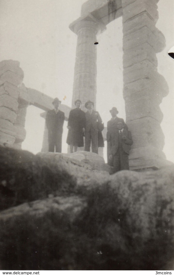 B-39880 SOUNION Greece 1930s. Μen In The Temple Of Poseidon, Lot Of 2 Photos - Anonieme Personen