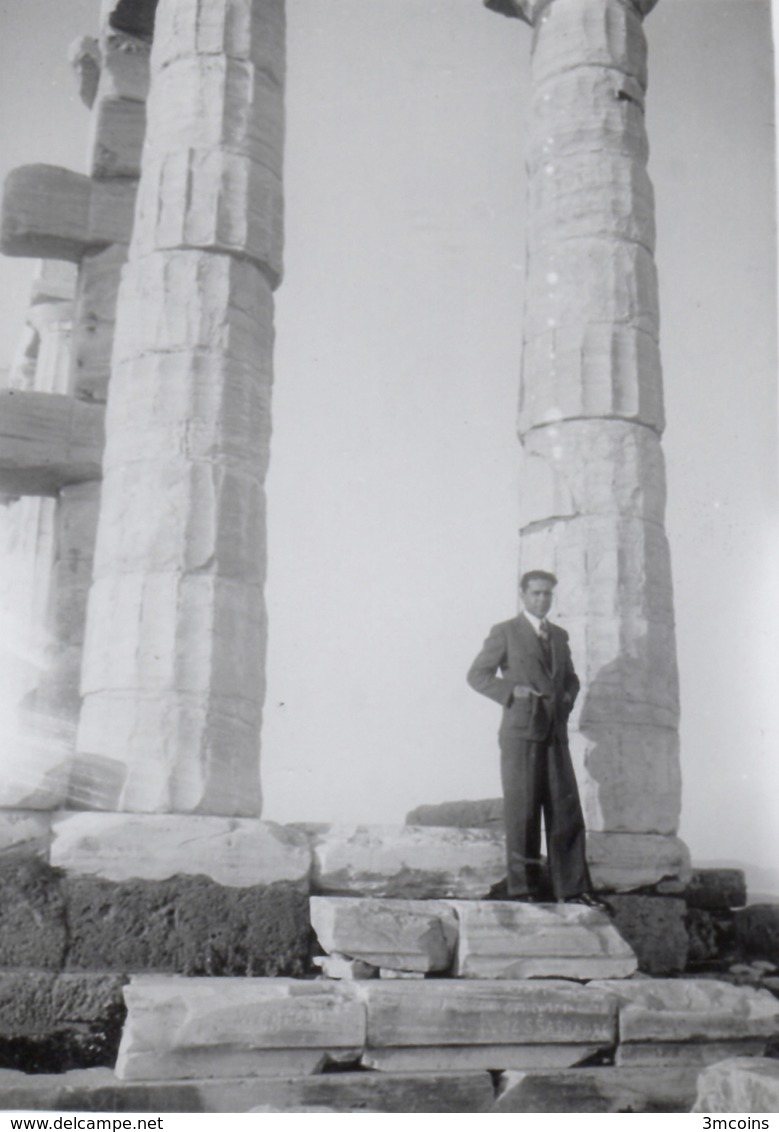 B-39883 SOUNION Greece 1940s. Men In The Temple Of Poseidon. Photo - Anonymous Persons