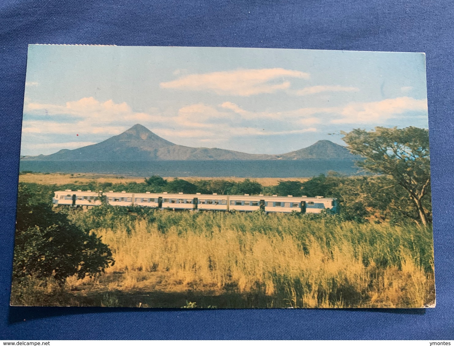 Postcard Circulated Nicaragua 1979 , Diesel Train In Front Of Managua Lake - Nicaragua