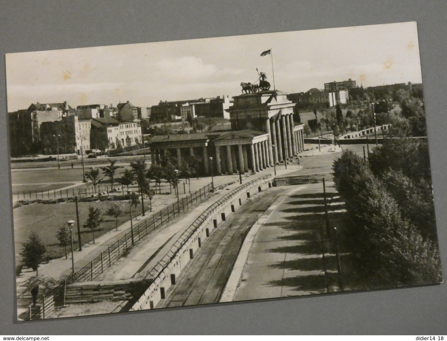 CARTE PHOTO. BERLIN . MUR DE BERLIN. PORTE DE BRANDEBOURG VUE DE L'ANCIEN REICHSTAG. - Muro Di Berlino