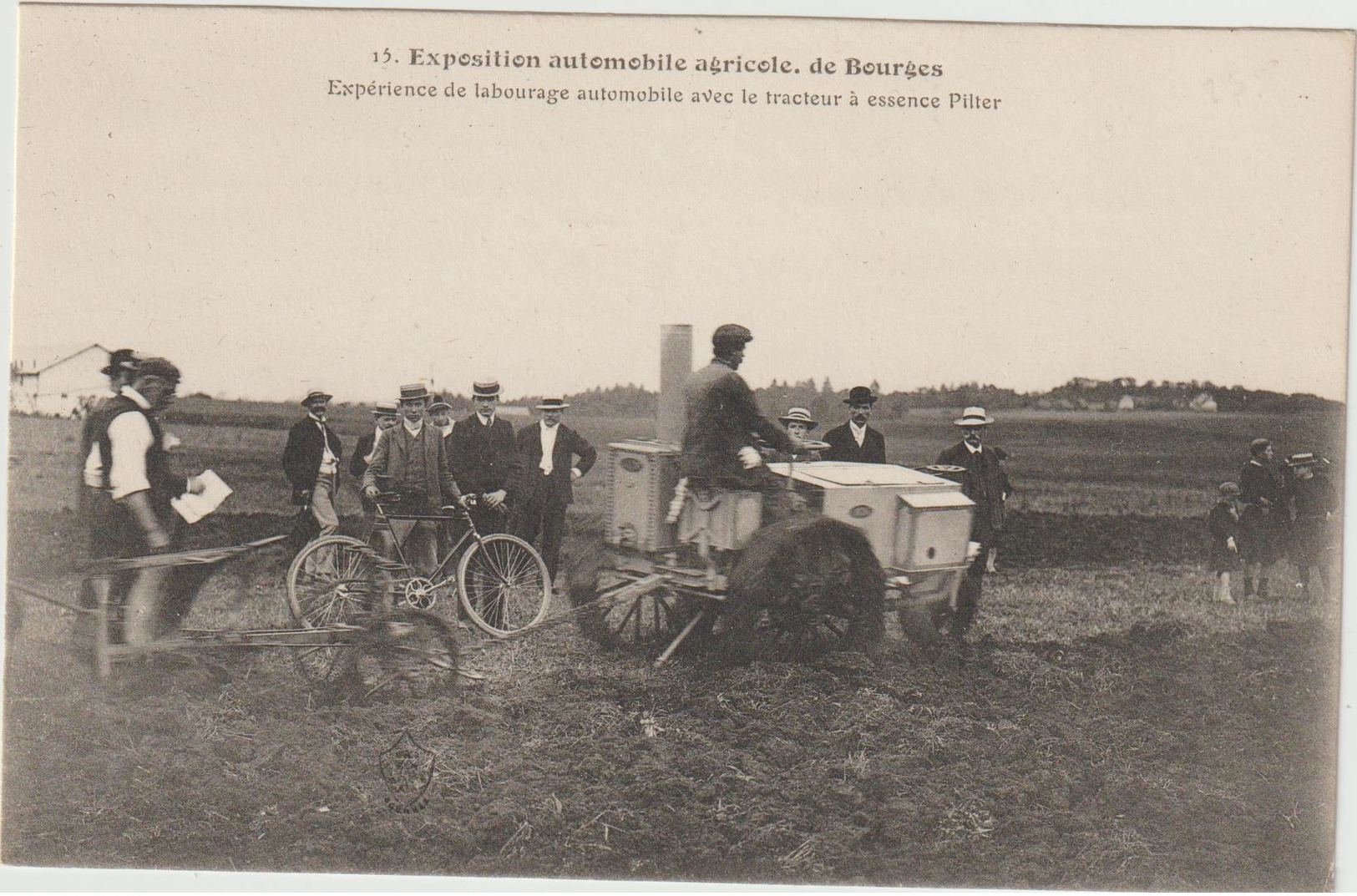 CPA   TRACTEUR  BOURGES PILTER A ESSENCE - Tracteurs