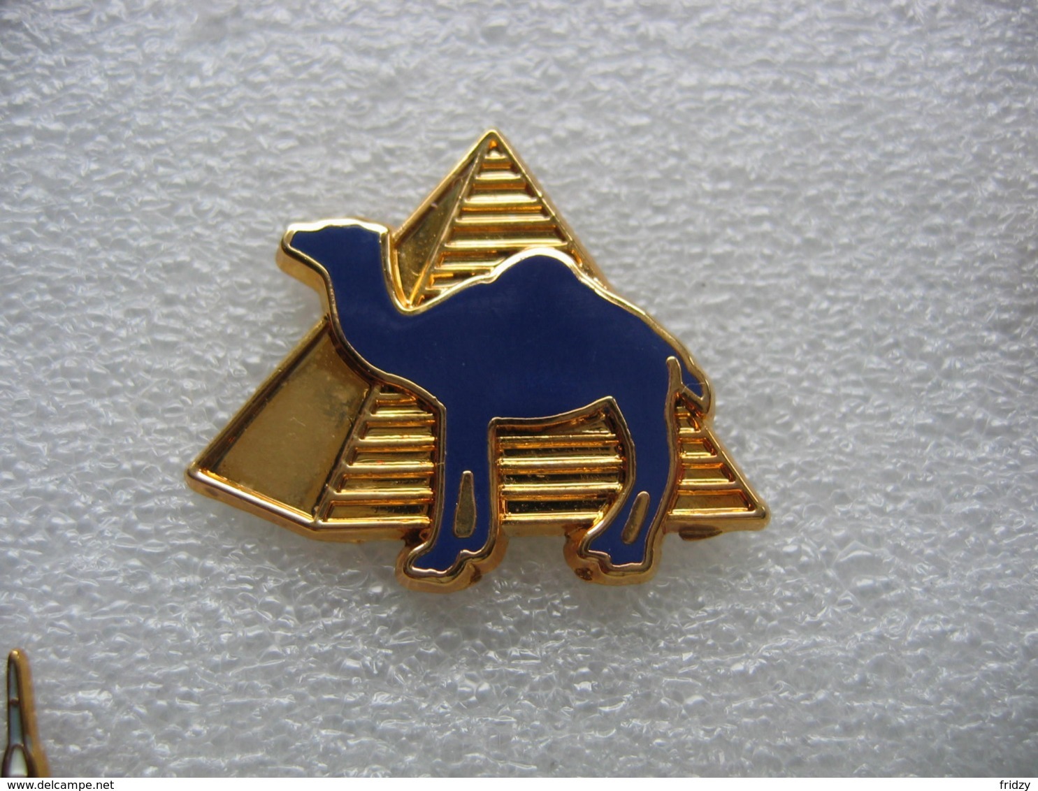 Pin's Du Chameau Bleu, Embleme Des Cigarettes De La Marque CAMEL - Autres & Non Classés