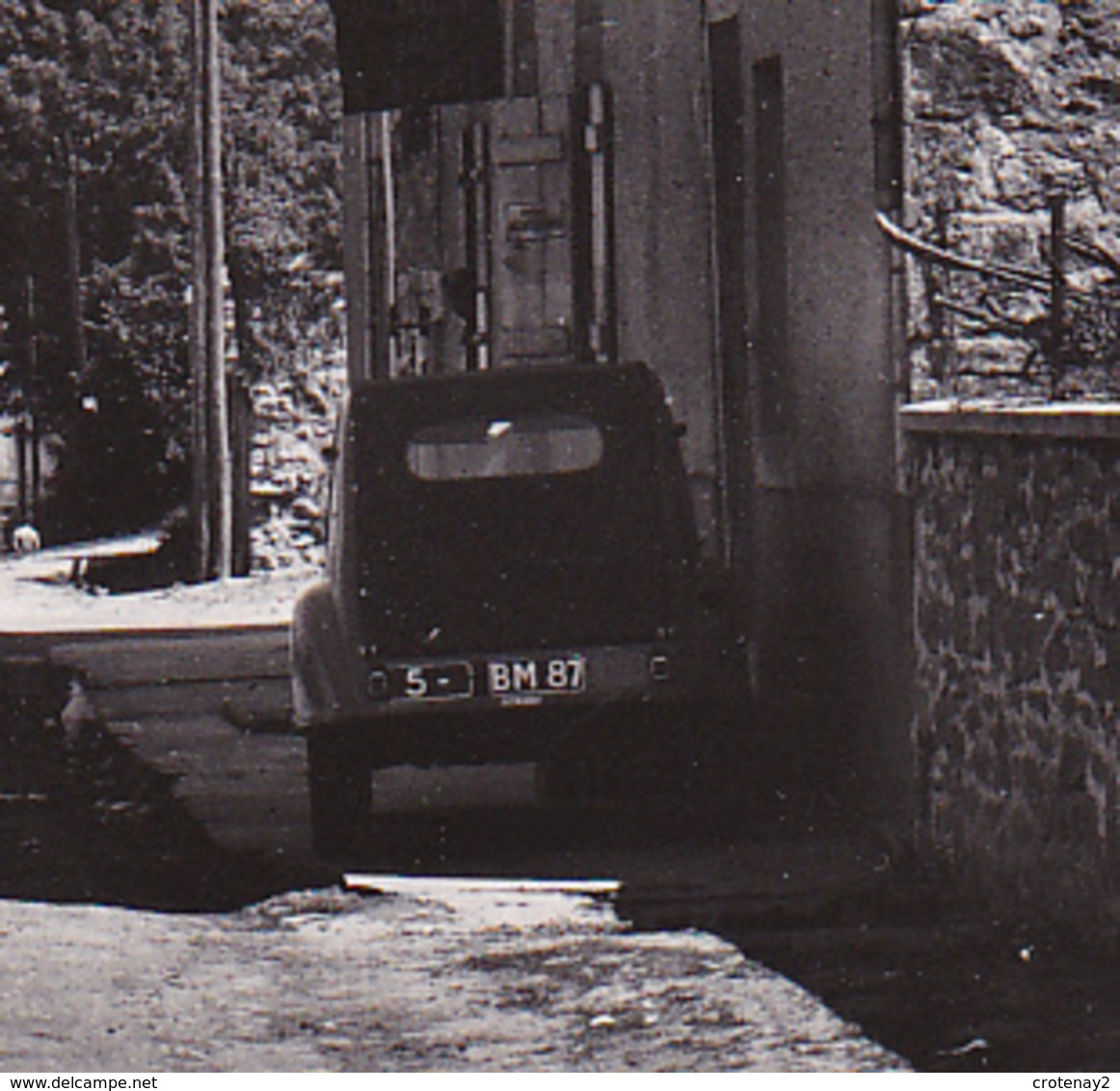 87 SAINT CYR Vers Rochechouart Route De ST JUNIEN VOIR 3 ZOOMS Citroën 2CV Peugeot 203 PUB Kina LILET BYRRH Café Tabac - Rochechouart