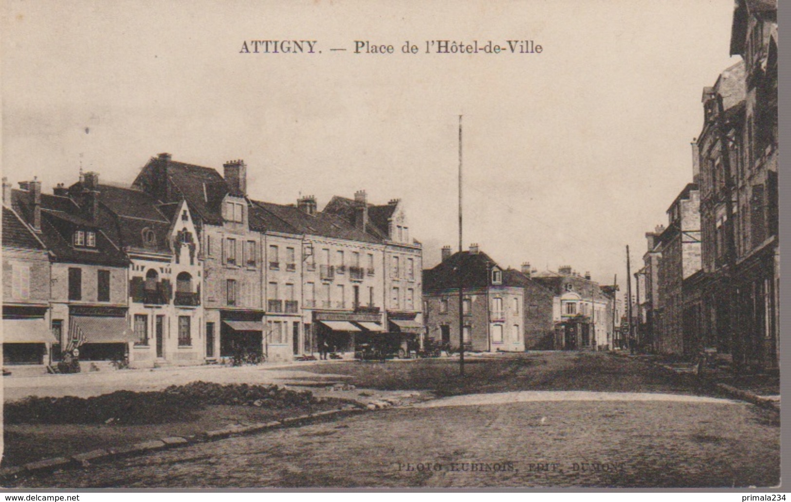 ATTIGNY - PLACE DE  HOTEL DE VILLE - Attigny