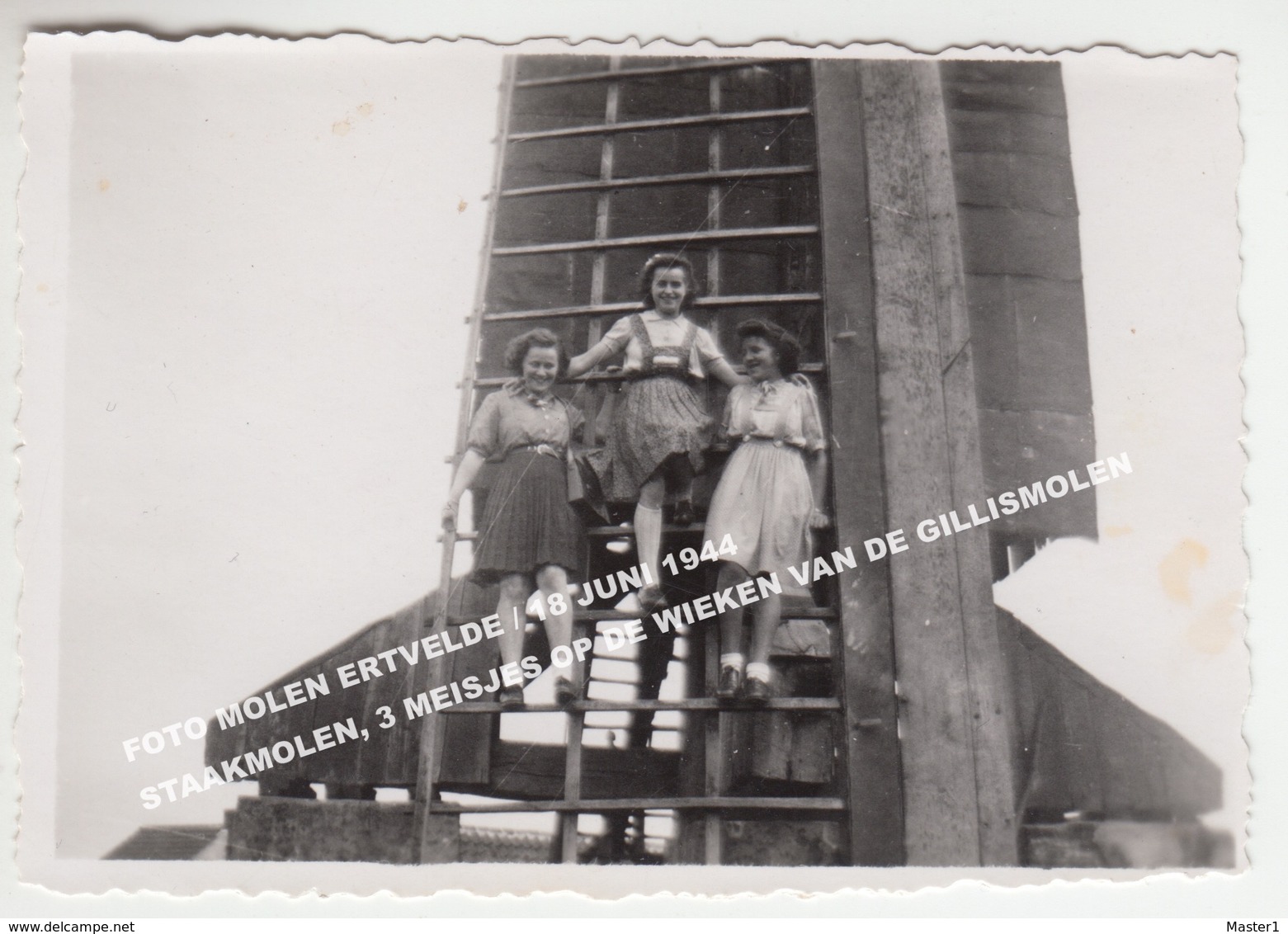 FOTO MOLEN ERTVELDE / 18 JUNI 1944 STAAKMOLEN, 3 MEISJES OP DE WIEKEN VAN DE GILLISMOLEN - Evergem