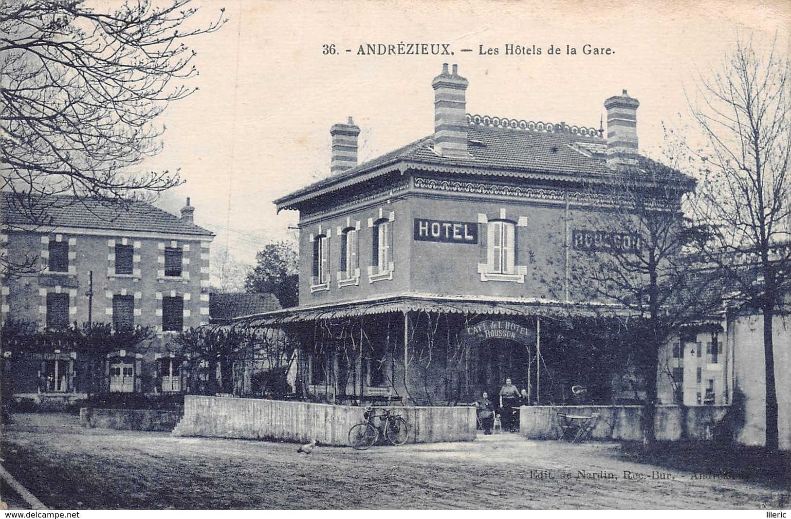 42 // ANDRÉZIEUX // LES HOTELS DE LA GARE - L'HOTEL ROUSSON EN PREMIER PLAN EN 1926 - EDITION NARDIN - Andrézieux-Bouthéon