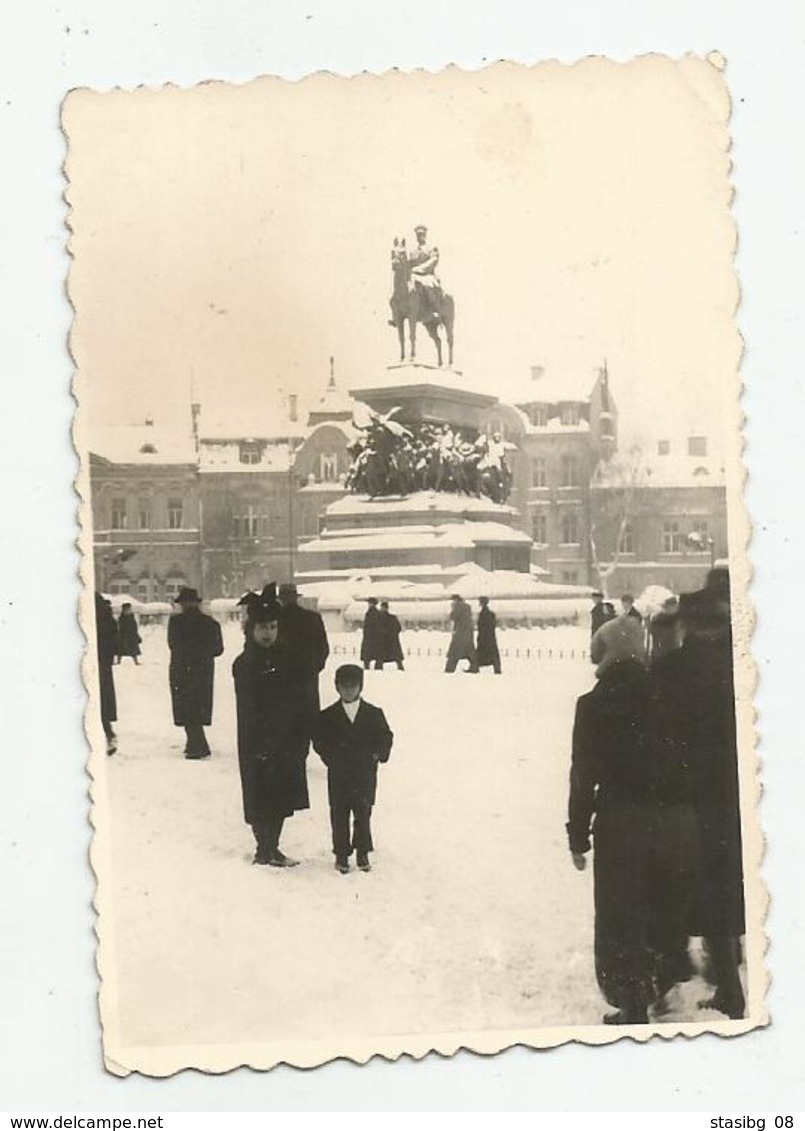 Woman And Boy In The Center Of Sofia In Winter  C199-282 - Persone Anonimi