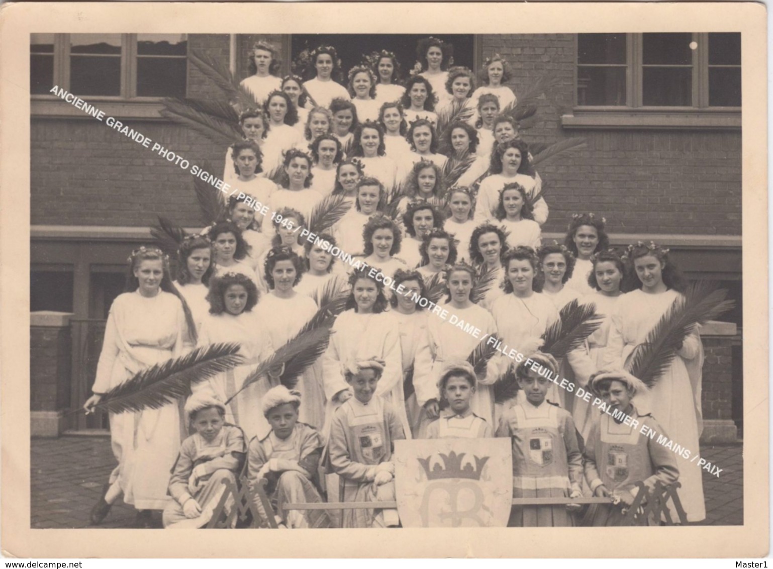 LIEGE ANCIENNE GRANDE PHOTO SIGNEE / 1945 / PENSIONNAT ECOLE / NOTRE DAME / FILLES FEUILLES DE PALMIER EN MAINS / PAIX - Liège