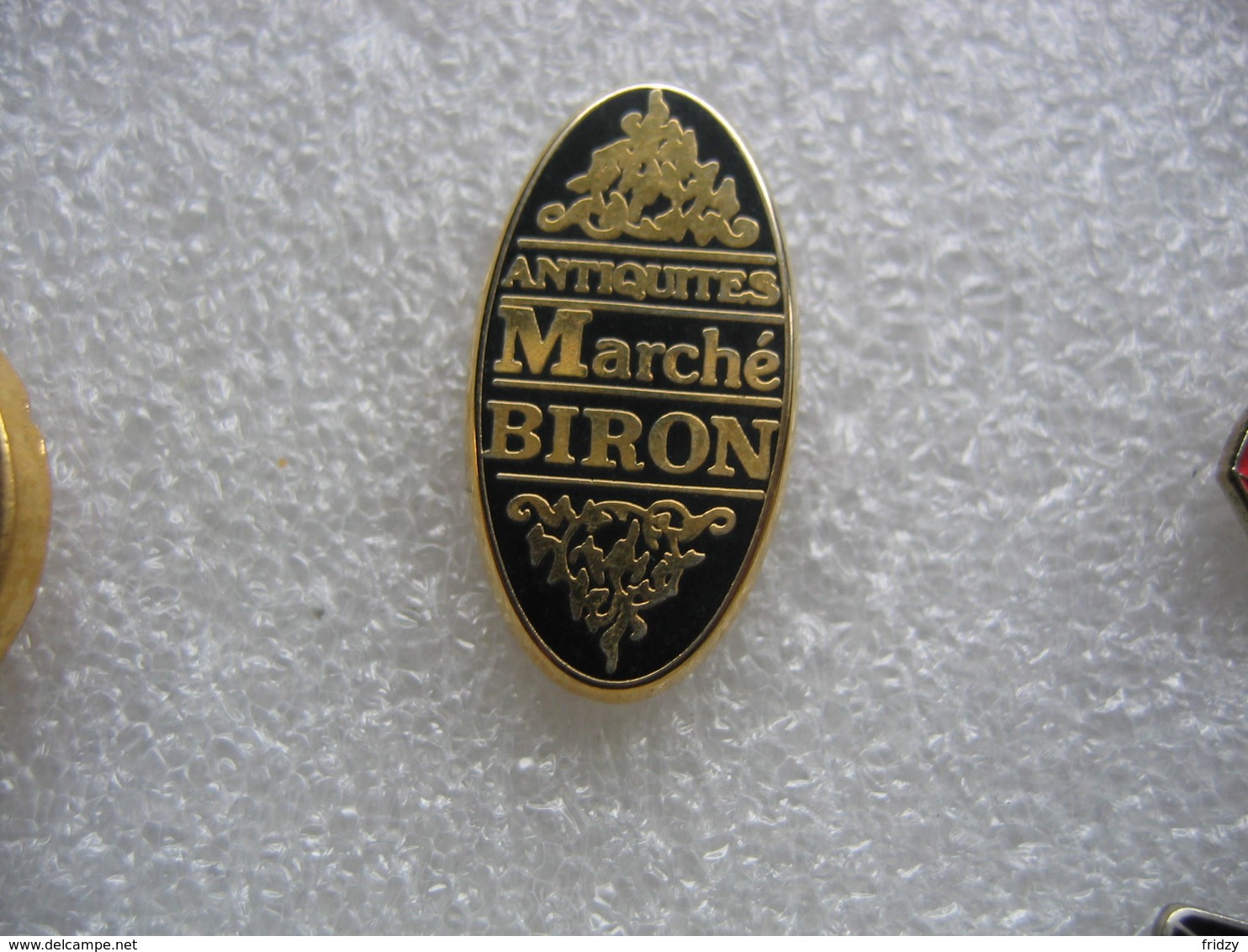 Pin's Arthus Bertrand, Antiquités Marché BIRON - Arthus Bertrand